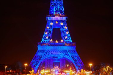 PARİS, FRANSA - 1 Ocak 2022: Fransa 1 Ocak 2022 'de Avrupa Birliği Konseyi Başkanlığını başlatırken Eyfel Kulesi Avrupa bayrağının renklerini taşıyor