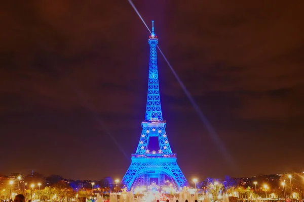 2022年1月1日 当法国于2022年1月1日开始担任欧盟理事会主席时 埃菲尔铁塔上挂着欧洲国旗的颜色 — 图库照片