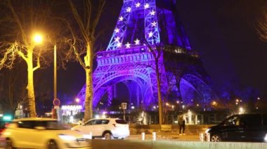 PARİS, FRANSA - 1 Ocak 2022: Fransa 1 Ocak 2022 'de Avrupa Birliği Konseyi Başkanlığını başlatırken Eyfel Kulesi Avrupa bayrağının renklerini taşıyor