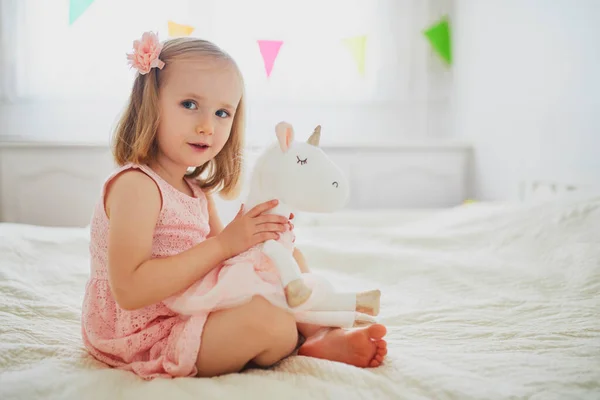 Urocza Dziewczynka Różowej Sukience Bawiąca Się Jednorożcem Dzieciak Bawi Się — Zdjęcie stockowe