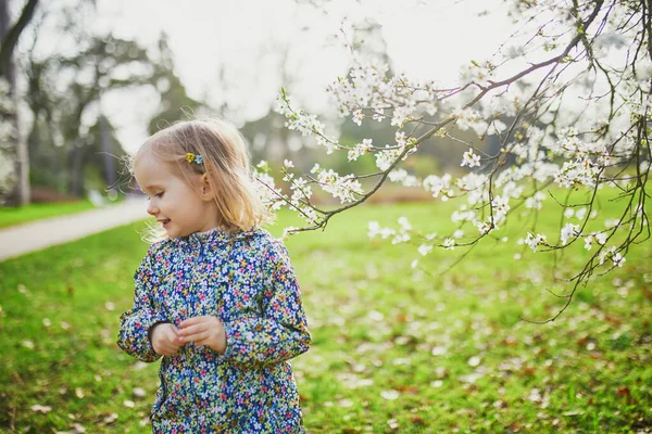 Schattig Klein Meisje Geniet Van Mooie Zonnige Lentedag Buurt Van — Stockfoto