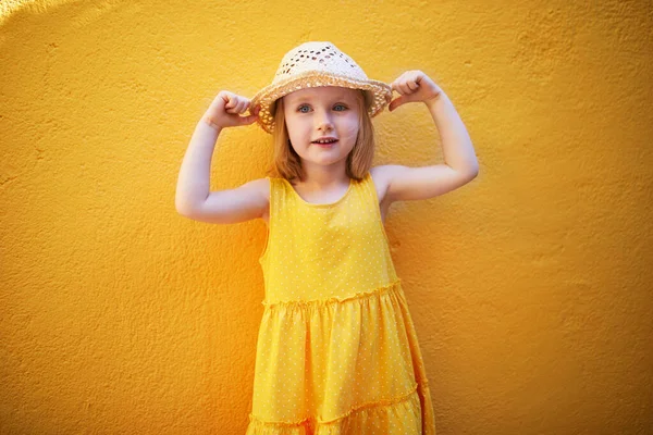 Весела Трирічна Дівчинка Жовтій Сукні Солом Яний Капелюх Позує Жовту — стокове фото