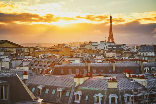Prachtige Parijse Skyline Met Daken Dramatische Kleurrijke Zonsondergang — Stockfoto