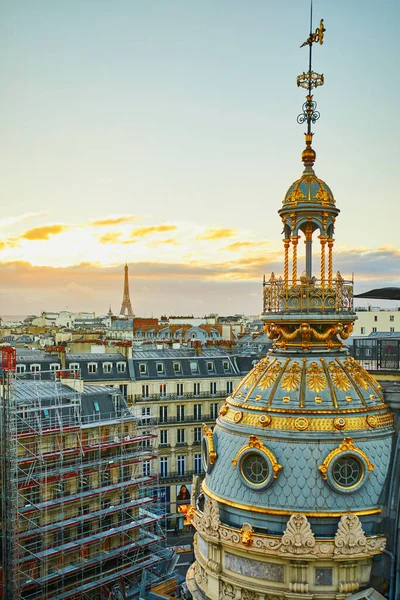 屋根と劇的なカラフルな夕日と美しいパリのスカイライン — ストック写真