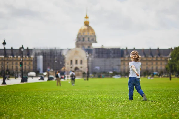 Fröhliches Fröhliches Kleinkind Das Sich Auf Einer Straße Paris Der — Stockfoto