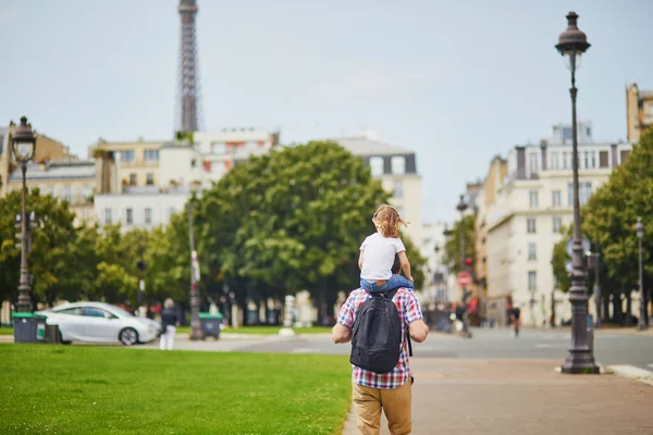 Ojciec Trzymający Córkę Ramionach Spacerujący Ulicą Paryża Francja — Zdjęcie stockowe