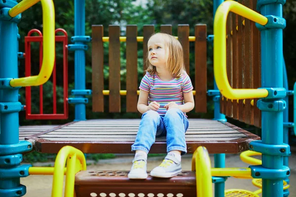 Urocza Dziewczynka Placu Zabaw Słoneczny Dzień Przedszkolak Bawiący Się Zjeżdżalni — Zdjęcie stockowe