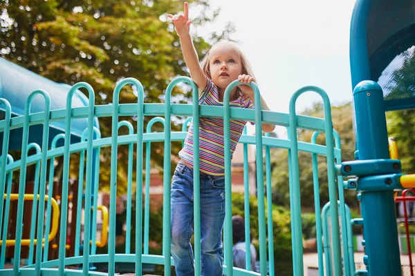 Urocza Dziewczynka Placu Zabaw Słoneczny Dzień Przedszkolak Bawiący Się Zjeżdżalni — Zdjęcie stockowe