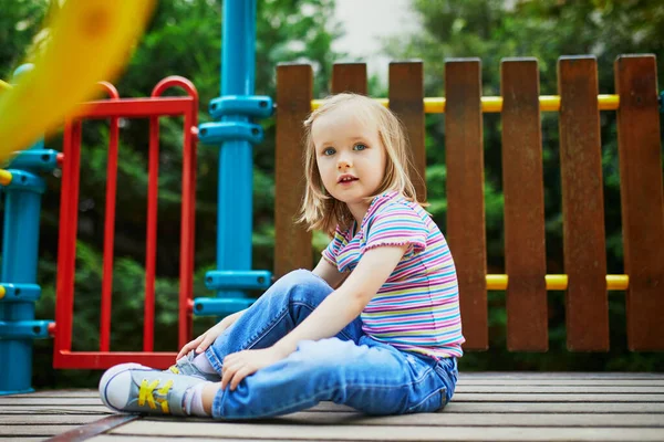 Schattig Klein Meisje Een Speelplaats Een Zonnige Dag Het Kind — Stockfoto