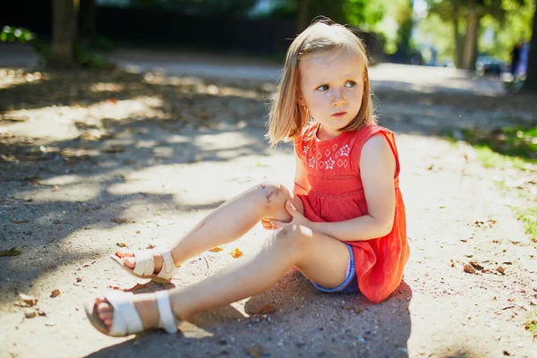 Jolie Petite Fille Assise Par Terre Après Être Tombée Enfant — Photo