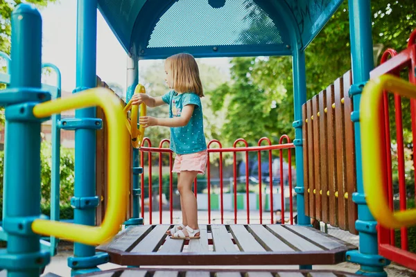 Menina Adorável Parque Infantil Dia Ensolarado Criança Pré Escolar Brincando — Fotografia de Stock