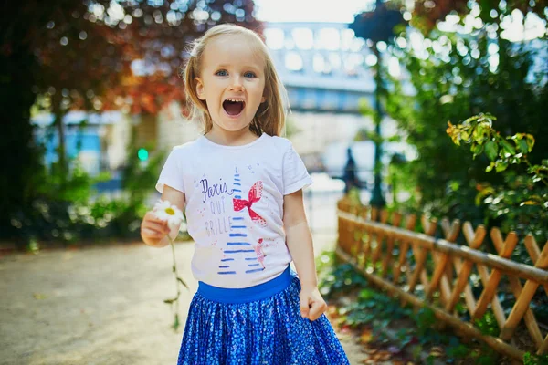 Feliz Menina Criança Alegre Andando Parque Paris França — Fotografia de Stock