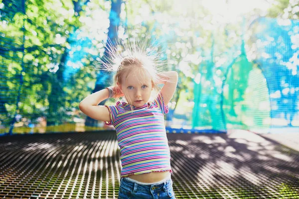 Αξιολάτρευτο Κοριτσάκι Που Διασκεδάζει Στο Πάρκο Περιπέτειας Παιδί Ηλεκτροφόρα Μαλλιά — Φωτογραφία Αρχείου