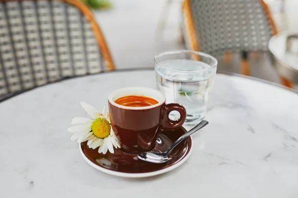 Kopje Verse Hete Koffie Tafel Van Parijse Outdoor Cafe Parijs — Stockfoto