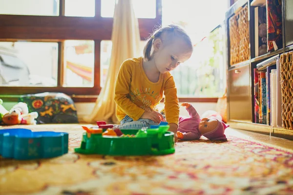 Förtjusande Liten Flicka Leker Med Leksaker Golvet Hemma Inomhusaktiviteter För — Stockfoto