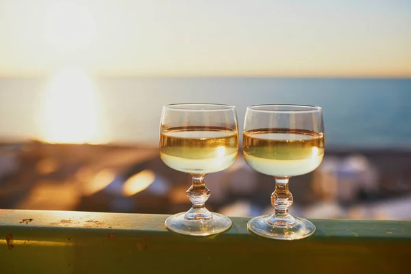 Dvě Sklenky Bílého Vína Atlantského Pobřeží Pláže Pozadí Normandie Francie — Stock fotografie