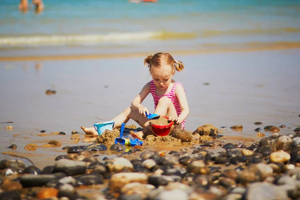 Roztomilé Batole Dívka Hraje Písečné Pláži Pobřeží Atlantiku Bretaň Francie — Stock fotografie