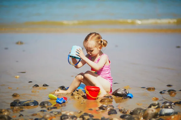 Förtjusande Liten Flicka Som Leker Sandstranden Vid Atlantkusten Bretagne Frankrike — Stockfoto