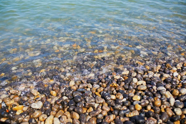 法国诺曼底大西洋海岸的海滩上清澈的蓝水和卵石 — 图库照片