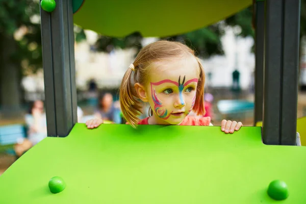 Klein Kleuter Meisje Met Vlinder Gezicht Schilderen Speelplaats Kinderen Worden — Stockfoto