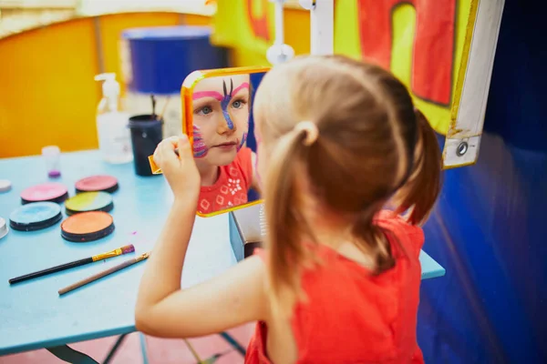 Çocuklar Boyayla Yüzleşir Sanatçı Küçük Anaokulu Kızını Kelebek Gibi Boyuyor — Stok fotoğraf