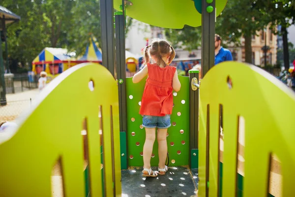 Klein Kleuter Meisje Met Vlinder Gezicht Schilderen Speelplaats Kinderen Worden — Stockfoto