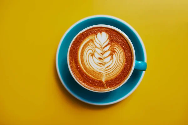 Kopje Verse Flay Witte Koffie Met Melk Tekening Blauwe Beker — Stockfoto