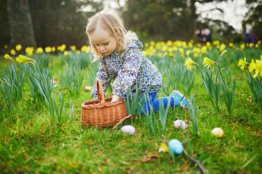 Paskalya 'da yumurta avı oynayan üç yaşında bir kız. Bir sürü narsistle çimenlerde oturan ve renkli yumurtaları sepette toplayan bir çocuk. Paskalyayı parkta ya da ormanda kutlayan küçük bir çocuk.