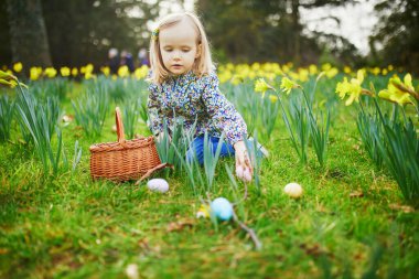 Paskalya 'da yumurta avı oynayan üç yaşında bir kız. Bir sürü narsistle çimenlerde oturan ve renkli yumurtaları sepette toplayan bir çocuk. Paskalyayı parkta ya da ormanda kutlayan küçük bir çocuk.