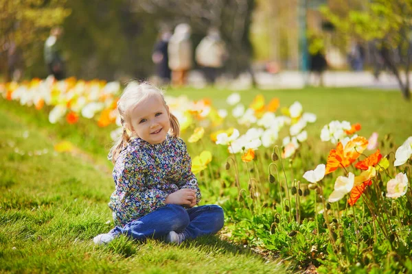 Entzückendes Dreijähriges Mädchen Das Auf Dem Gras Mit Gelben Und — Stockfoto