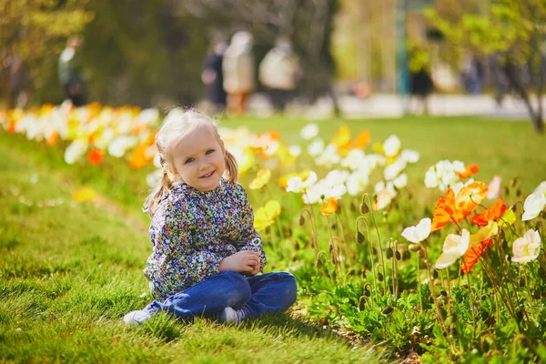 Adorabile Ragazza Tre Anni Seduta Sull Erba Con Papaveri Gialli — Foto Stock