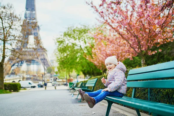 Menina Adorável Três Anos Sentada Banco Perto Torre Eiffel Paris — Fotografia de Stock