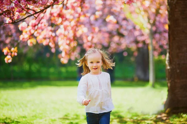 Adorable Niña Tres Años Disfrutando Soleado Día Primavera Parque Sceaux —  Fotos de Stock