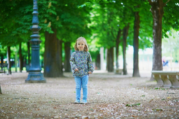 Adorable Niñita Parque Parisino Día Primavera Actividades Aire Libre Para —  Fotos de Stock