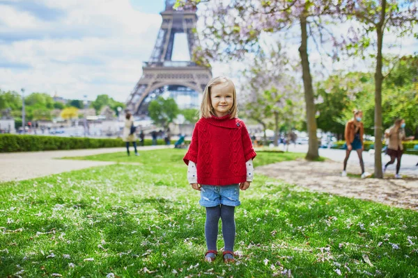 Roztomilé Batole Dívka Procházející Blízkosti Eiffelova Věže Paříži Francie Šťastné — Stock fotografie