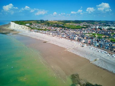Mers-les-Bains, Somme, Hauts-de-France Normandiya Bölümü yakınlarındaki beyaz tebeşir kayalıklarının manzaralı manzarası