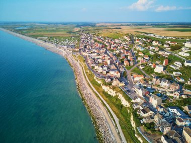 Fransa 'nın Ault, Somme, Hauts-de-France departmanı yakınlarındaki beyaz tebeşir kayalıklarının manzaralı manzarası
