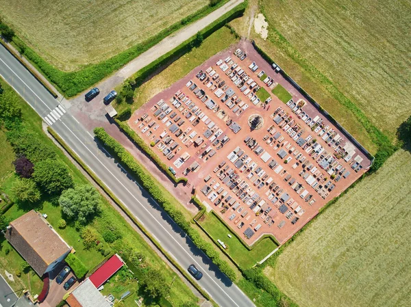 Vista Aérea Drone Cemitério Pequeno Uma Vila Normandy França — Fotografia de Stock