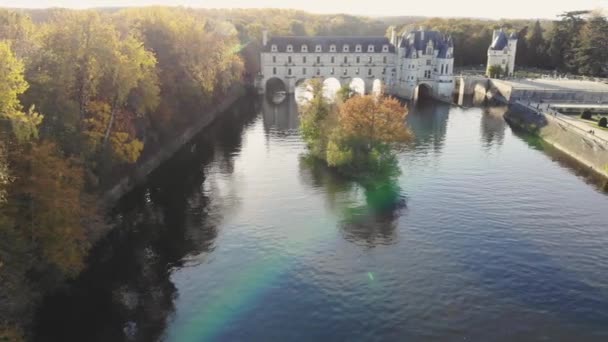 从空中俯瞰法国中世纪城堡Chenonceau及其在法国雪尔河上的花园 切农索是卢瓦尔河流域最有名的城堡之一 — 图库视频影像