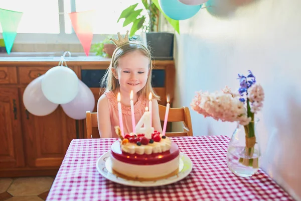 Feliz Niña Corona Princesa Celebrando Cuarto Cumpleaños Pidiendo Deseo Niño — Foto de Stock