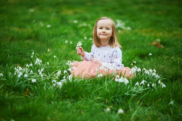 Carino Bambino Età Prescolare Gonna Tutù Rosa Seduto Nell Erba — Foto Stock