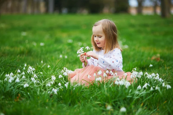 Menina Pré Escolar Bonito Saia Tutu Rosa Sentado Grama Com — Fotografia de Stock