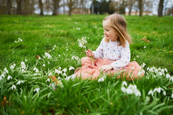 Menina Pré Escolar Bonito Saia Tutu Rosa Sentado Grama Com — Fotografia de Stock