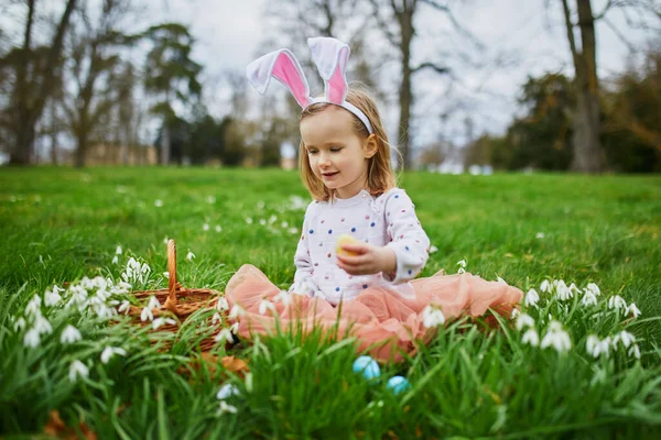 Dziewczyna Króliczych Uszach Bawiąca Się Polowanie Jajka Wielkanoc Przedszkolak Siedzący — Zdjęcie stockowe