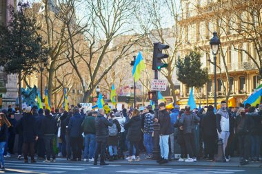 Paris, Fransa - 27 Şubat 2022: Fransa 'nın başkenti Paris' te Saint-Michel 'de Ukrayna' da savaşa karşı büyük bir tezahür