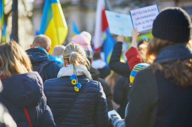 Paris, Fransa - 27 Şubat 2022: Fransa 'nın başkenti Paris' te Saint-Michel 'de Ukrayna' da savaşa karşı büyük bir tezahür