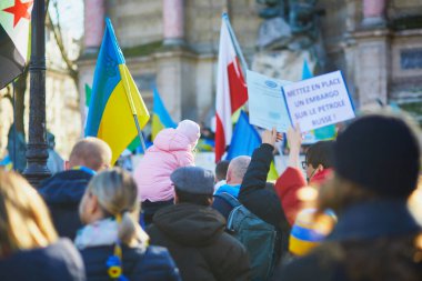 Paris, Fransa - 27 Şubat 2022: Fransa 'nın başkenti Paris' te Saint-Michel 'de Ukrayna' da savaşa karşı büyük bir tezahür