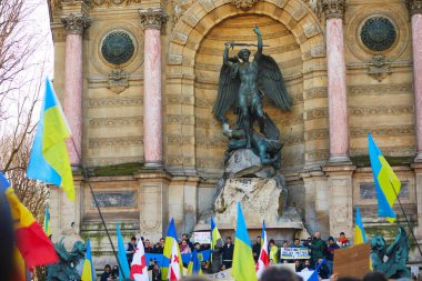 Paris, Fransa - 27 Şubat 2022: Fransa 'nın başkenti Paris' te Saint-Michel 'de Ukrayna' da savaşa karşı büyük bir tezahür