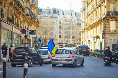 Paris, Fransa - 27 Şubat 2022: Fransa 'nın başkenti Paris' te Saint-Michel 'de Ukrayna' da savaşa karşı büyük çaplı gösteriler sırasında Ukrayna bayrağı taşıyan araba