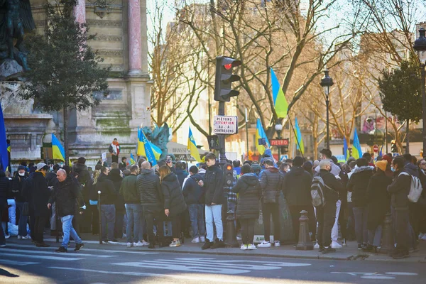 フランス 2022年2月27日 フランス パリのサン ミシェル広場でのウクライナでの戦争に対する大規模な症状 — ストック写真